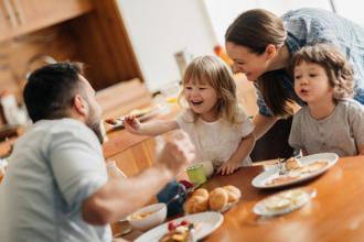 
		Eltern mit Kindern am Mittagstisch zuhause
	