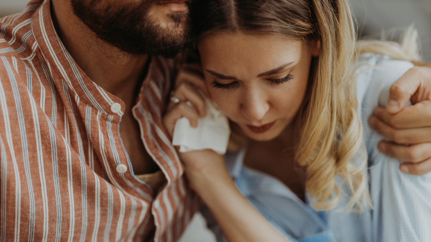 Mann und Frau traurig in Arm in Arm