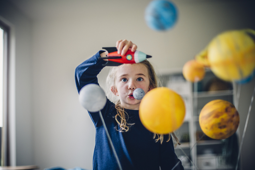 Ein Schulkind spielt Astronautin