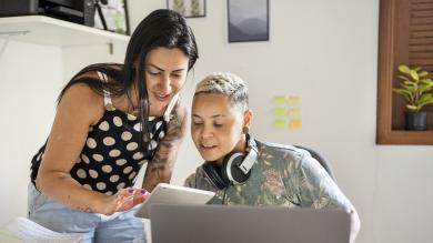 
		Zwei Frauen schauen auf einen Laptop und füllen einen Antrag aus
	