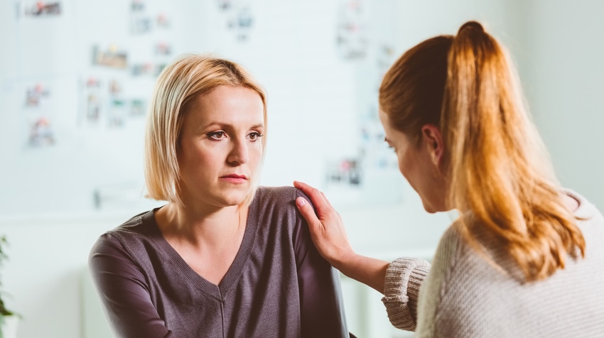 Frau, die zuhause Gewalt erlebt, im Beratungsgespräch