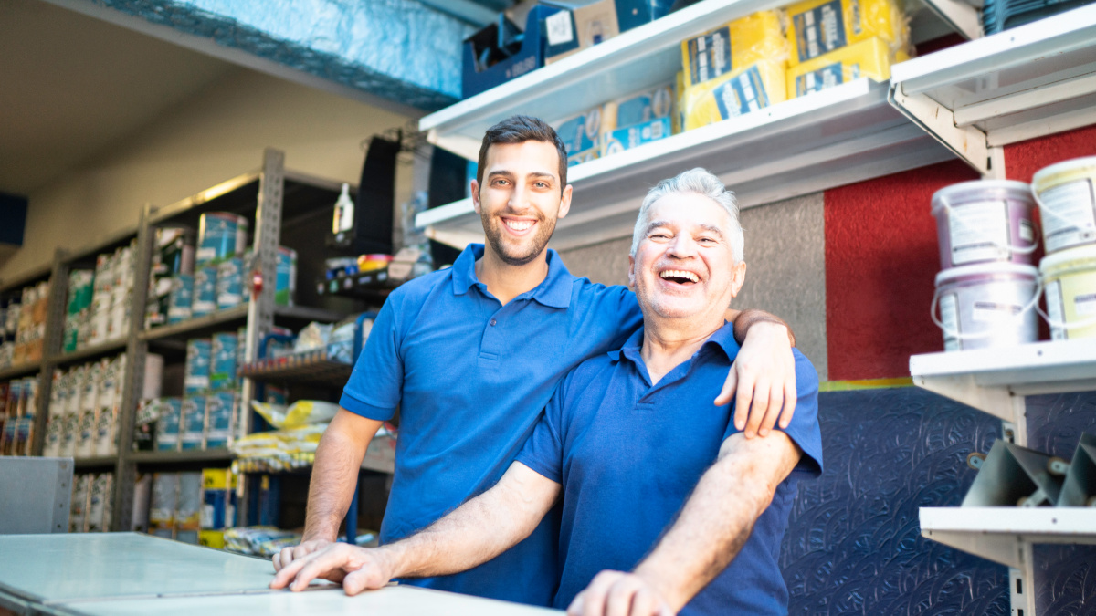 Vater und Sohn aus 2 Generationen arbeiten im Baumarkt